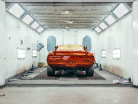 автомобиль в покрасочной камере